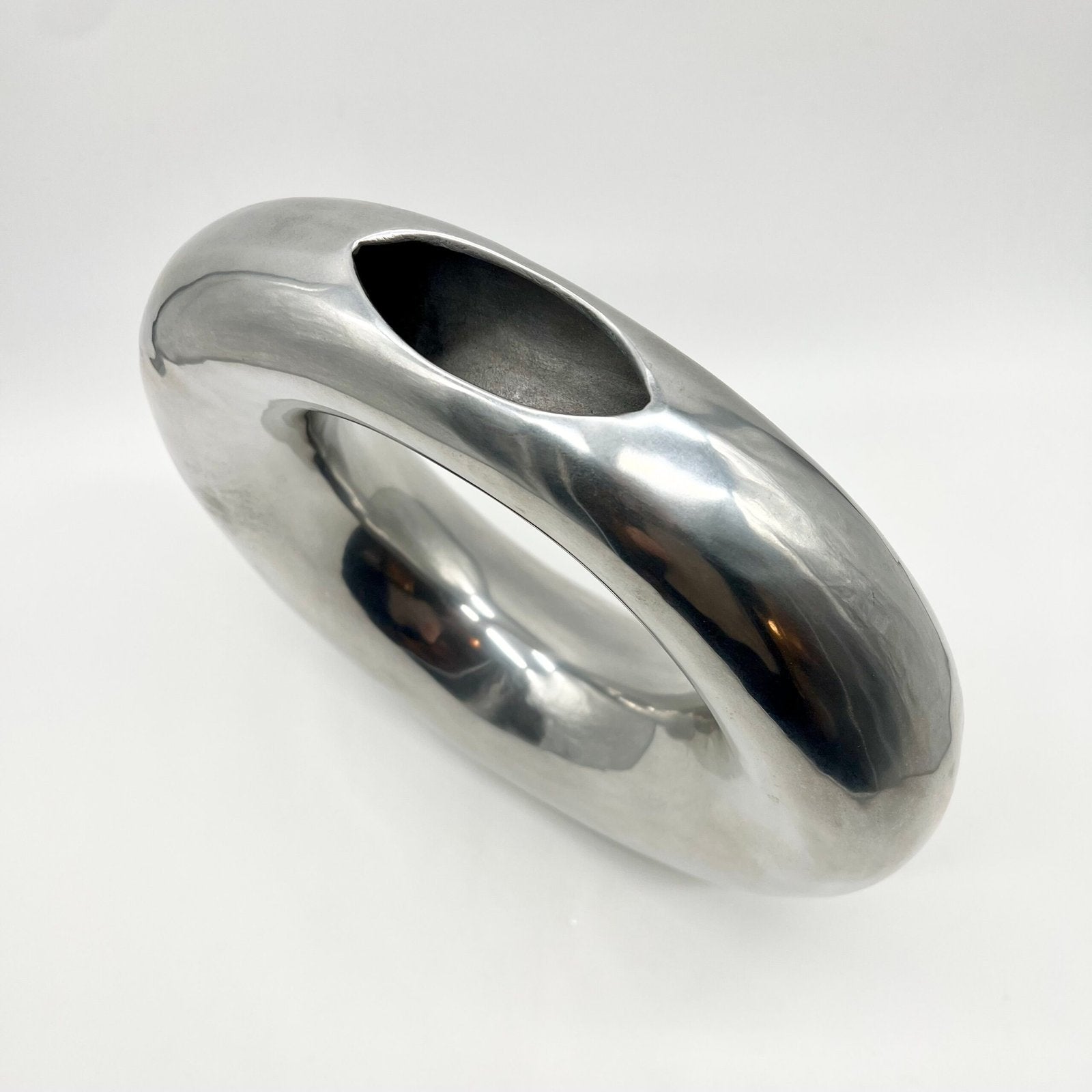 VASE « DONUT » XXL / FONTE D’ALUMINIUM POLI – 1980s