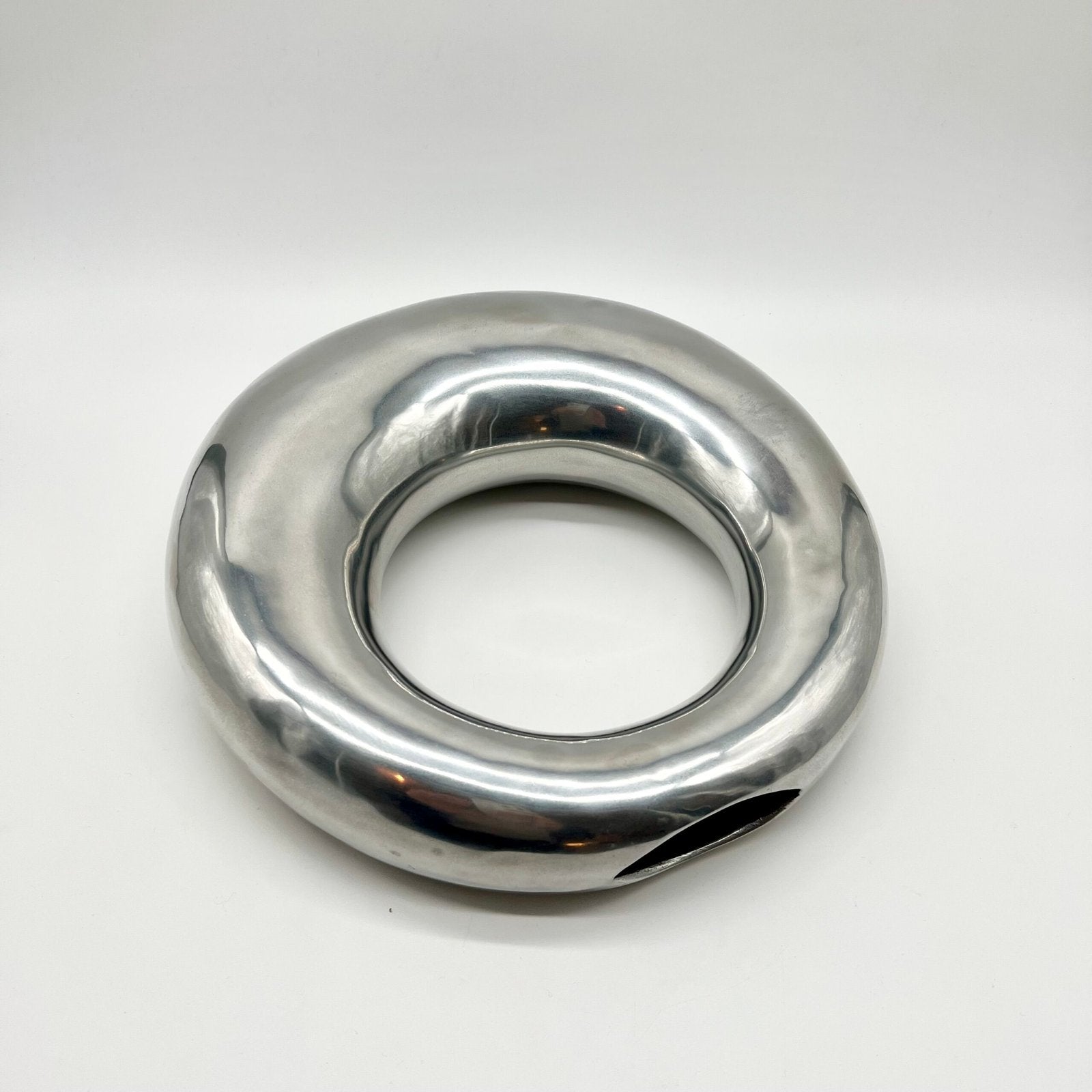 VASE « DONUT » XXL / FONTE D’ALUMINIUM POLI – 1980s