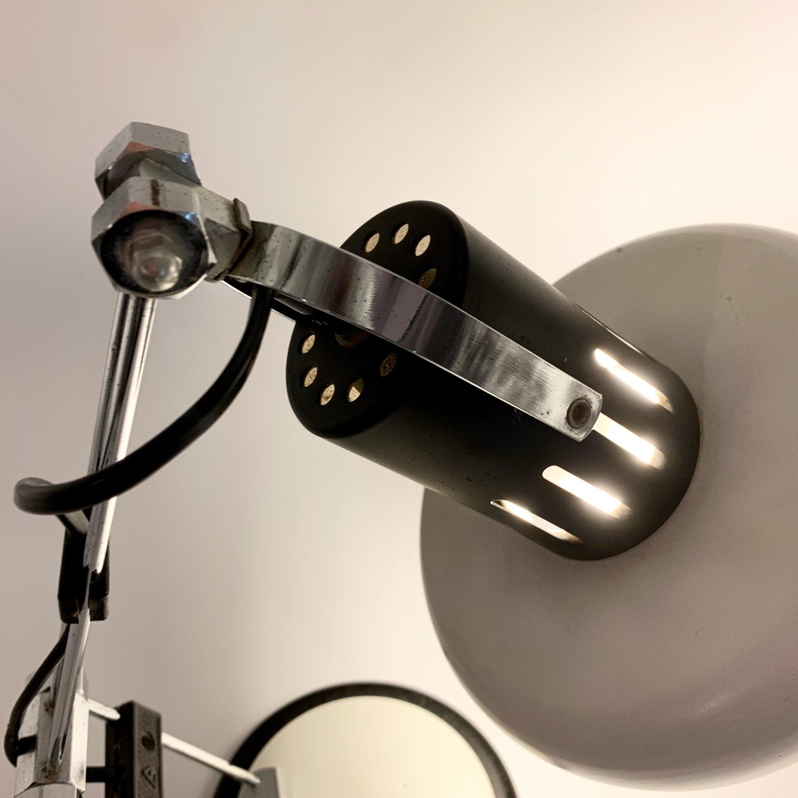 LAMPE DE BUREAU INDUSTRIEL BLANCHE ET CHROME, 1970