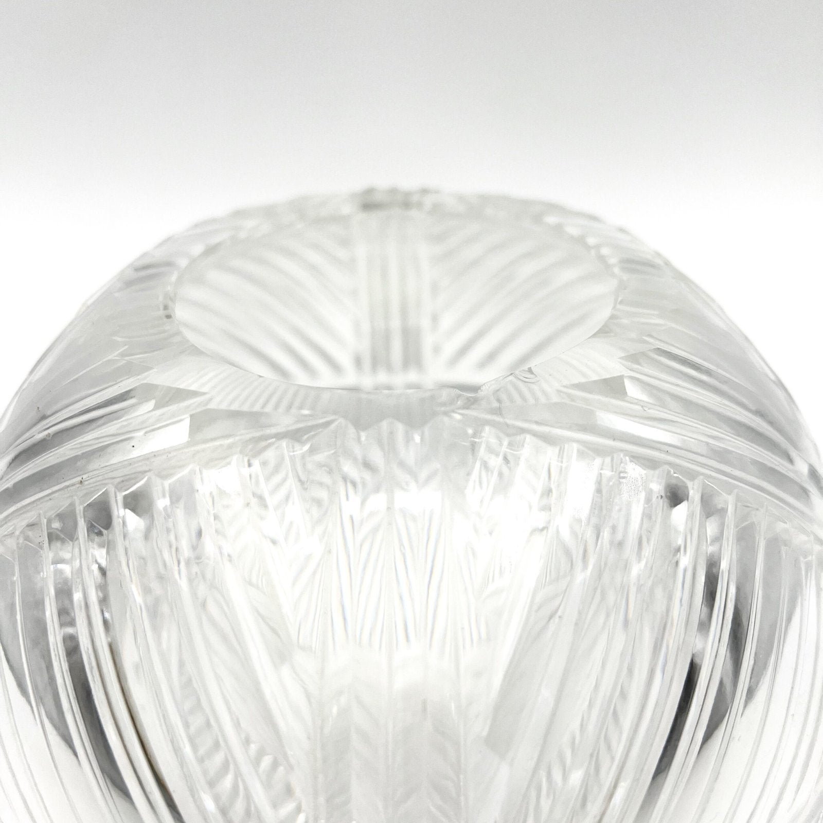 VASE BOULE EN VERRE SCULPTE, ART NOUVEAU