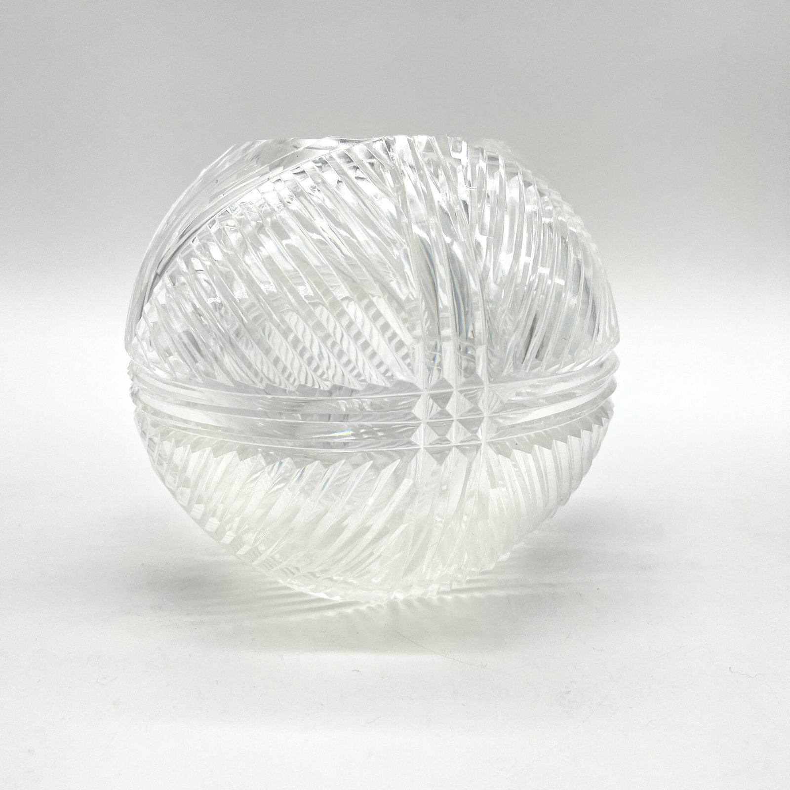 VASE BOULE EN VERRE SCULPTE, ART NOUVEAU