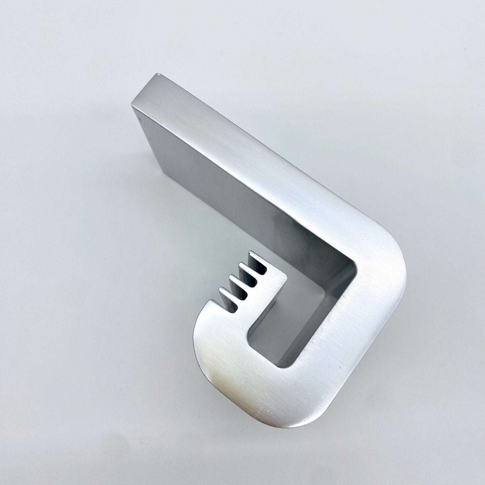 PORTE-STYLO / PRESSE-PAPIER - ALUMINIUM PAR PIERRE VANDEL – 1970s