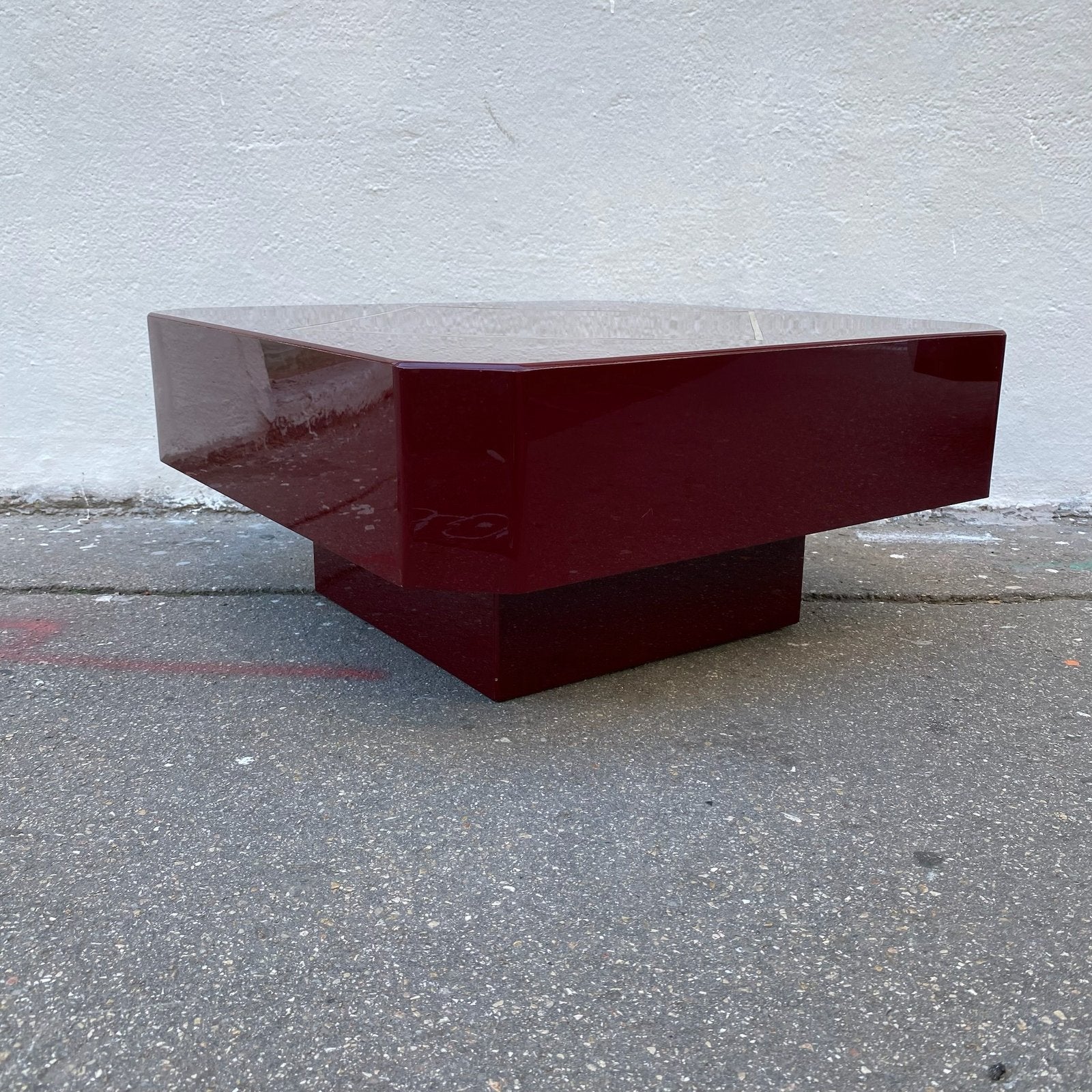 PAIRE DE TABLE BASSE LAQUE ROUGE ET LAITON
