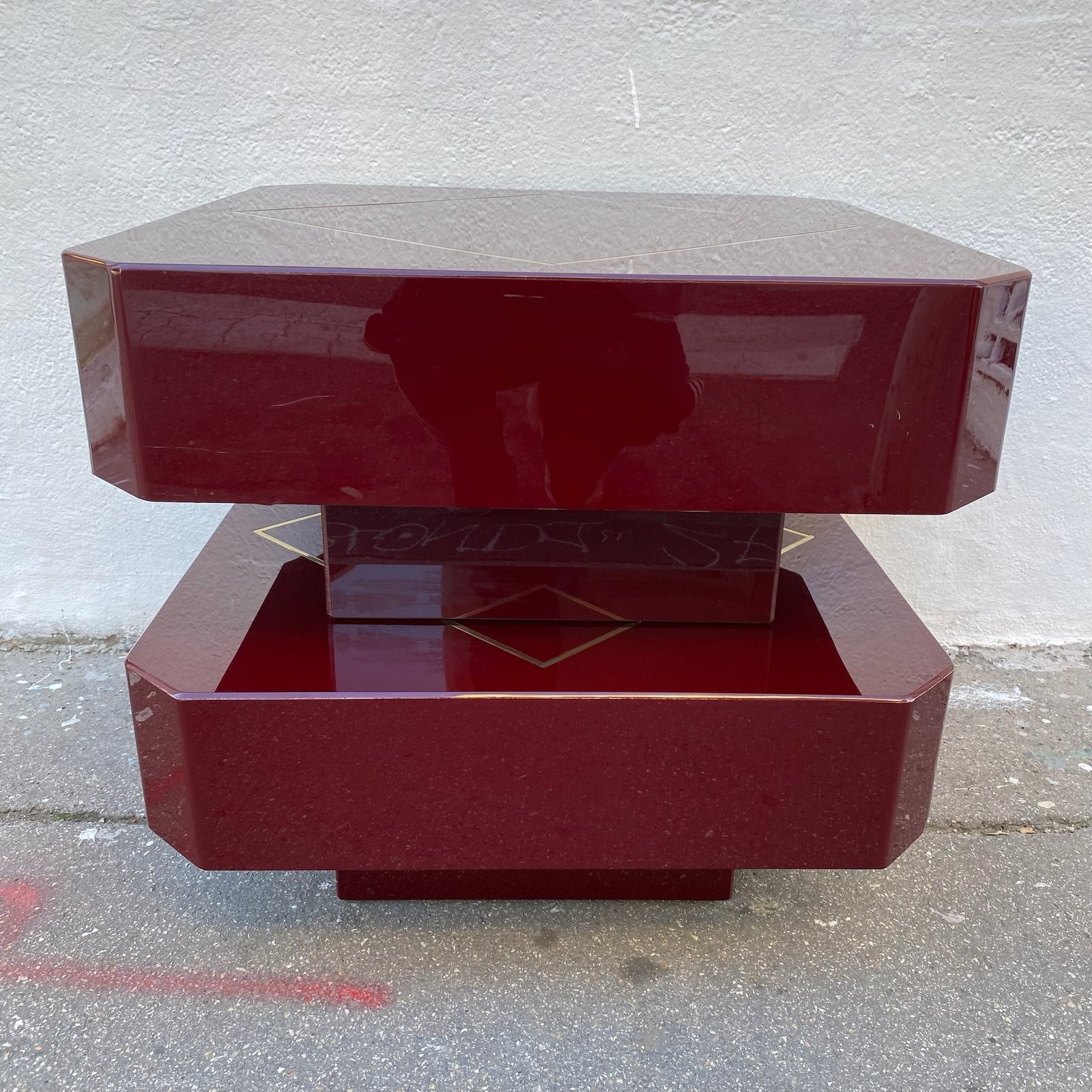 PAIRE DE TABLE BASSE LAQUE ROUGE ET LAITON