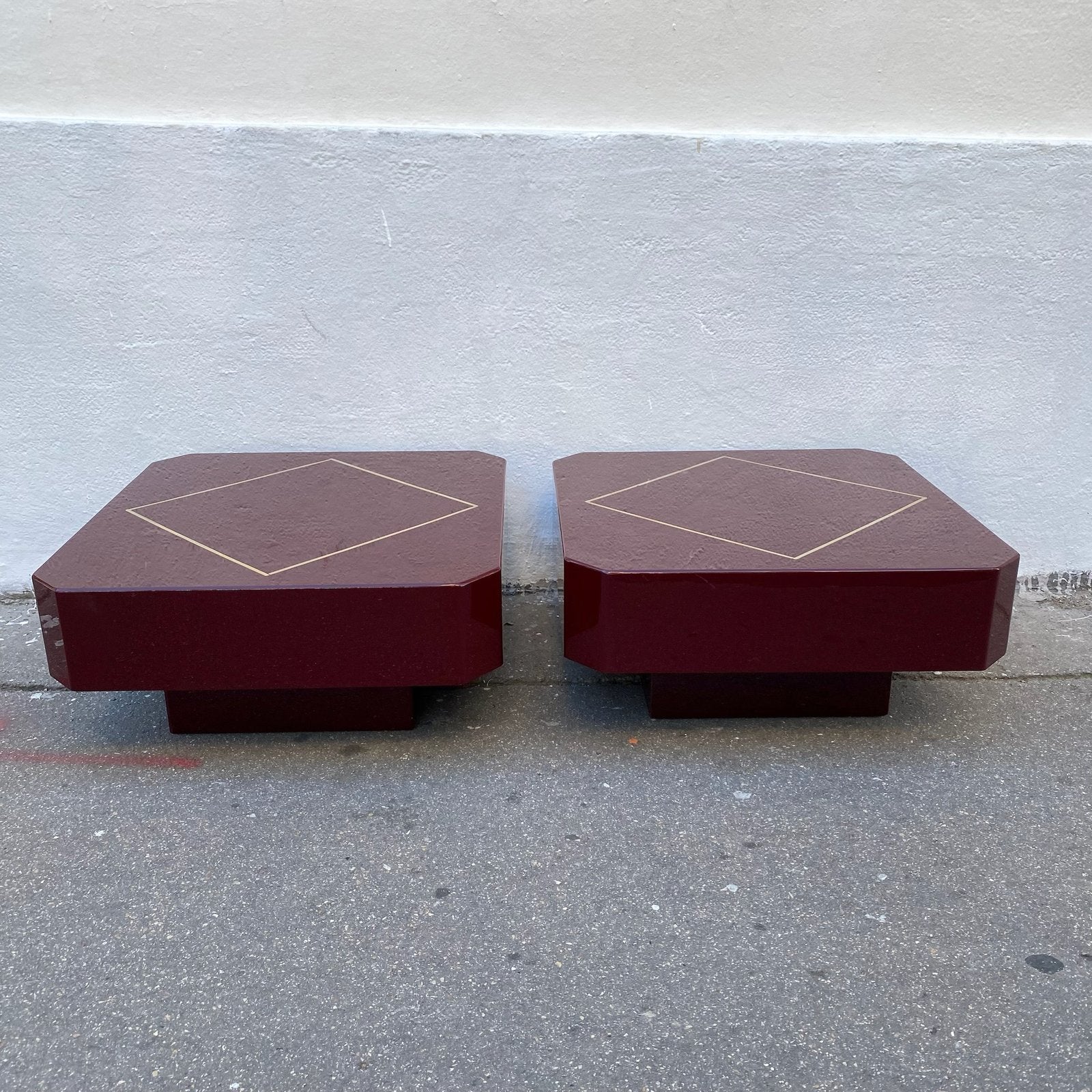 PAIRE DE TABLE BASSE LAQUE ROUGE ET LAITON