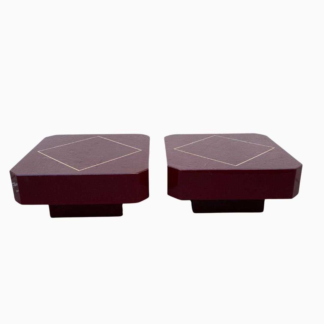 PAIRE DE TABLE BASSE LAQUE ROUGE ET LAITON