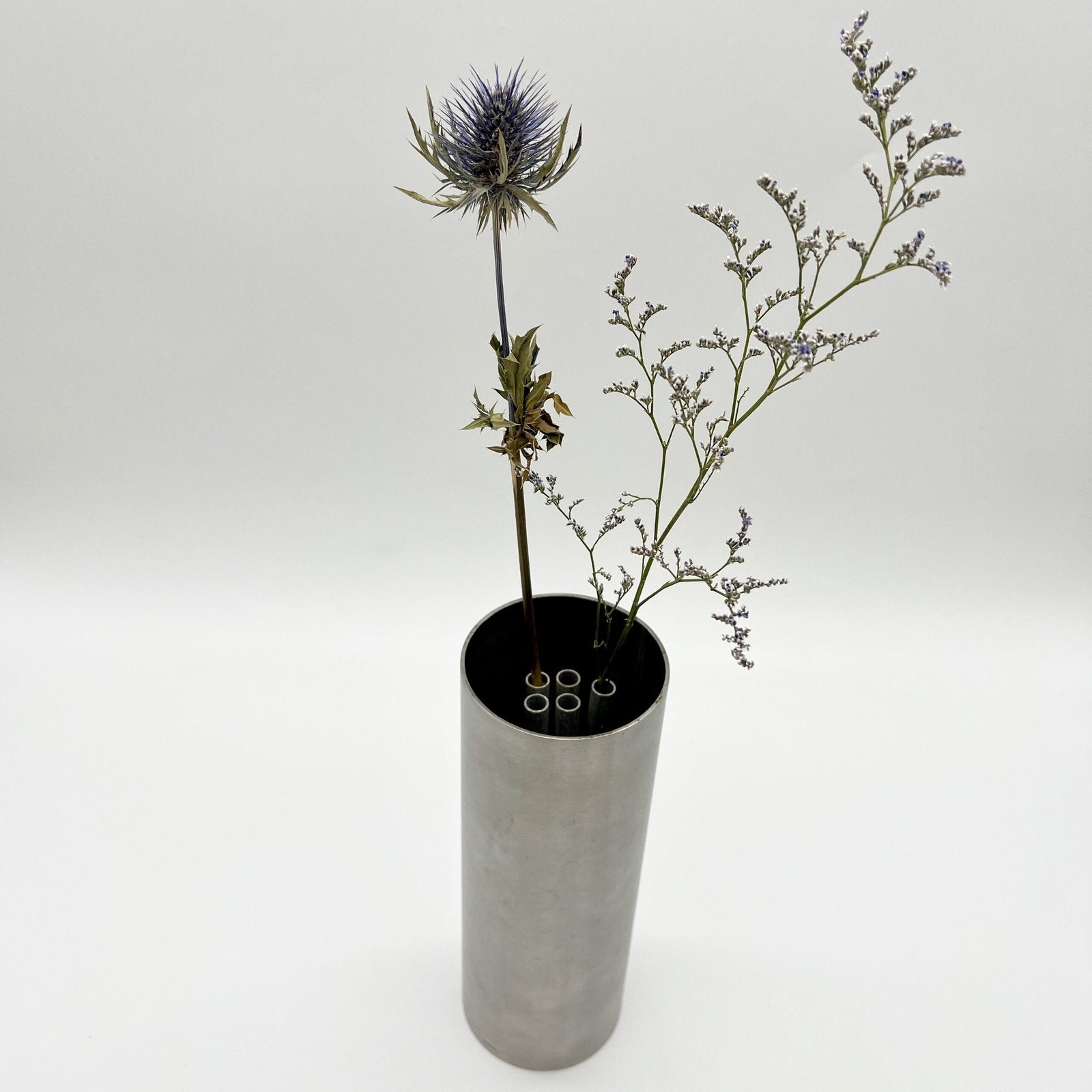 VASE ROULEAU / PIQUE-FLEURS INTÉGRÉ – ALUMINIUM BROSSÉ, 1970s