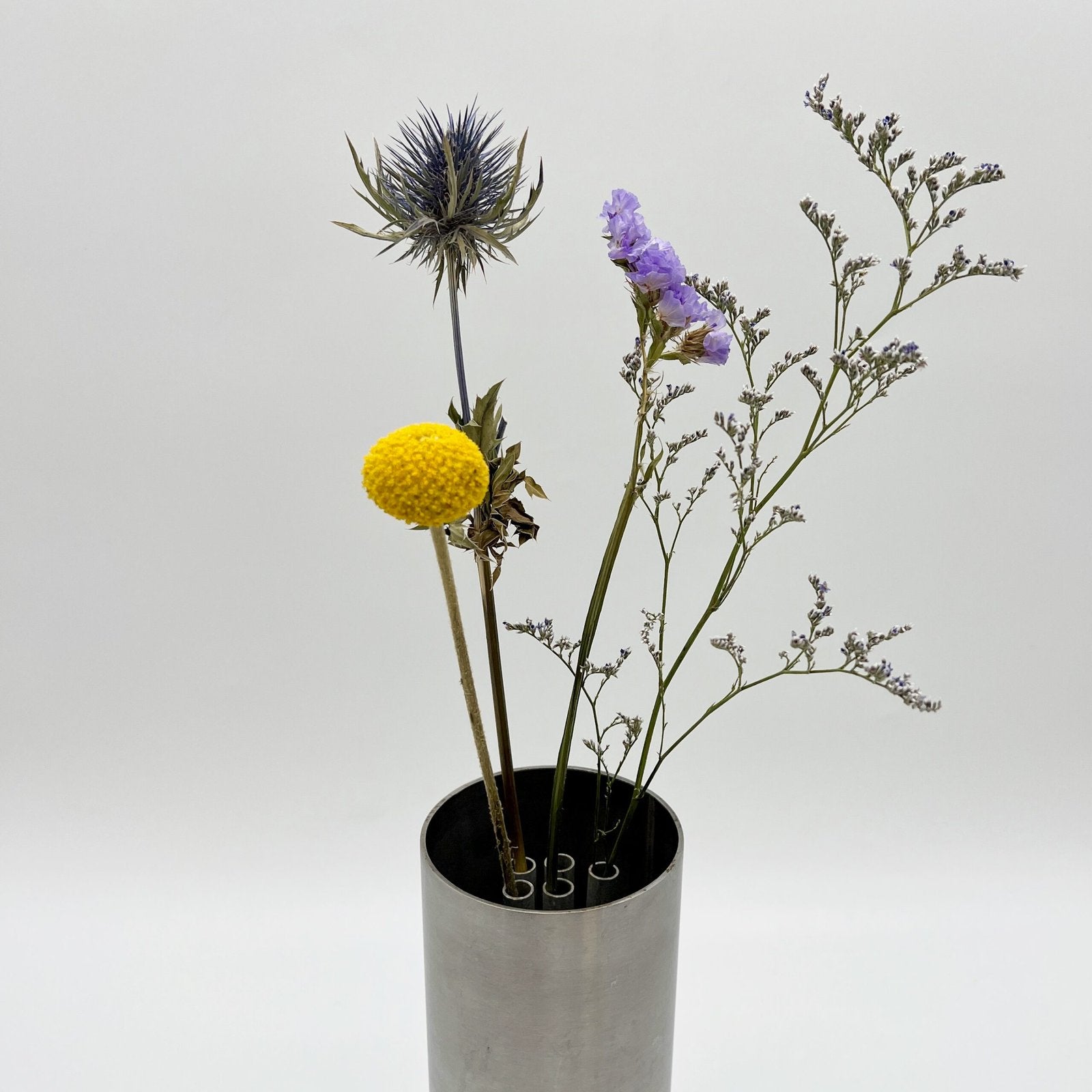 VASE ROULEAU / PIQUE-FLEURS INTÉGRÉ – ALUMINIUM BROSSÉ, 1970s