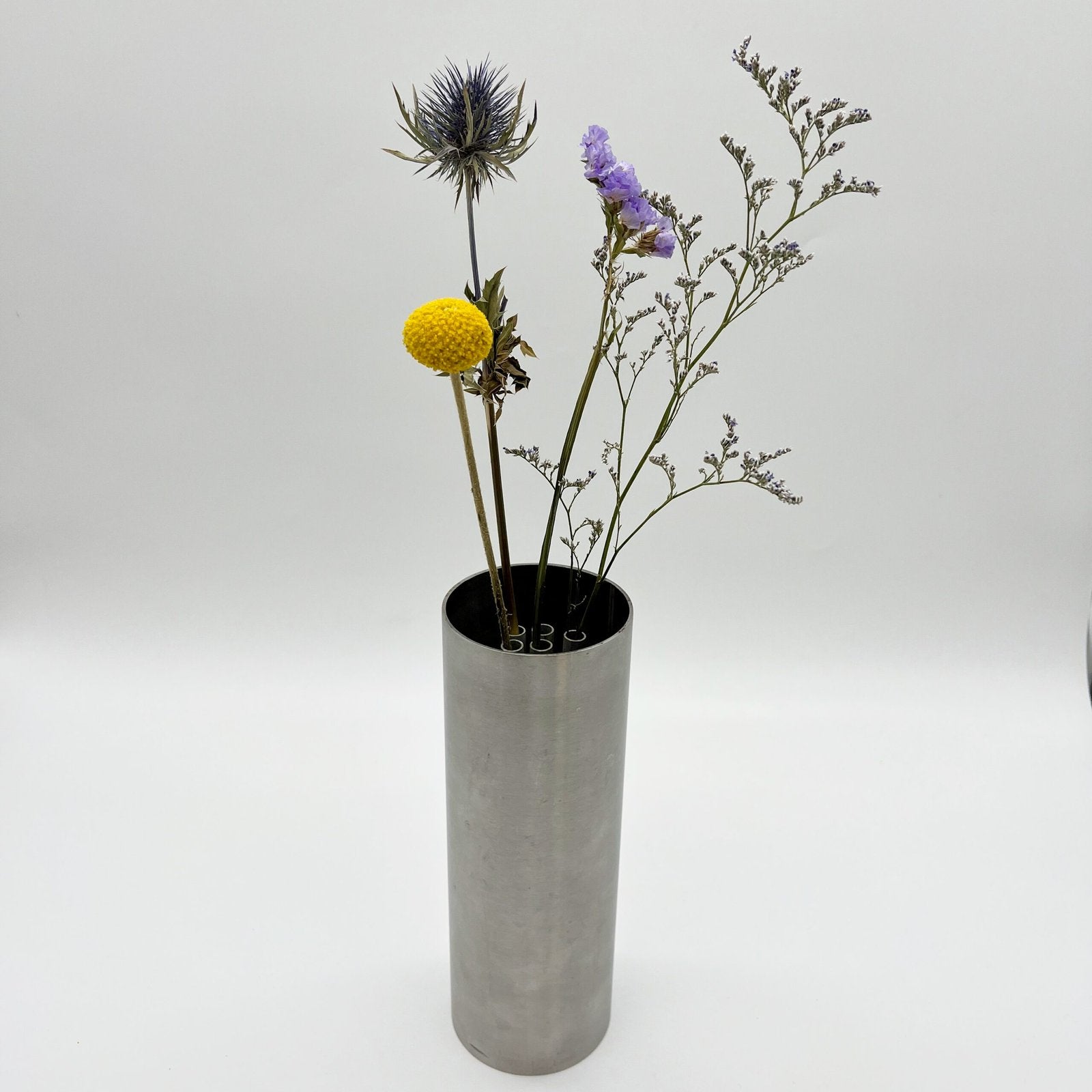 VASE ROULEAU / PIQUE-FLEURS INTÉGRÉ – ALUMINIUM BROSSÉ, 1970s