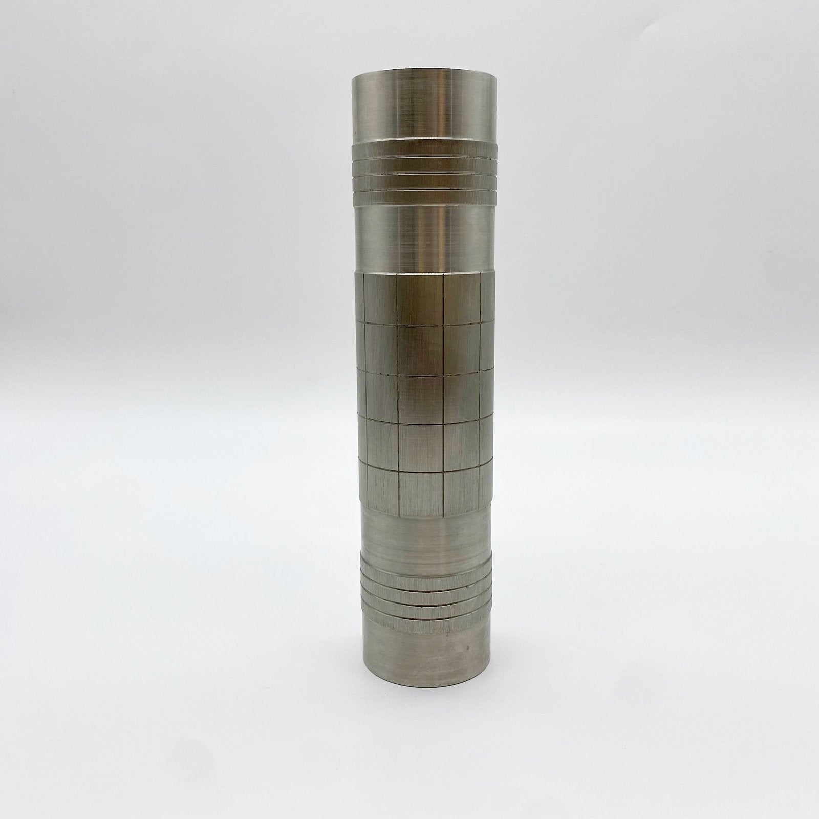 VASE ROULEAU BRUTALISTE / ALUMINIUM BROSSÉ – 1960s