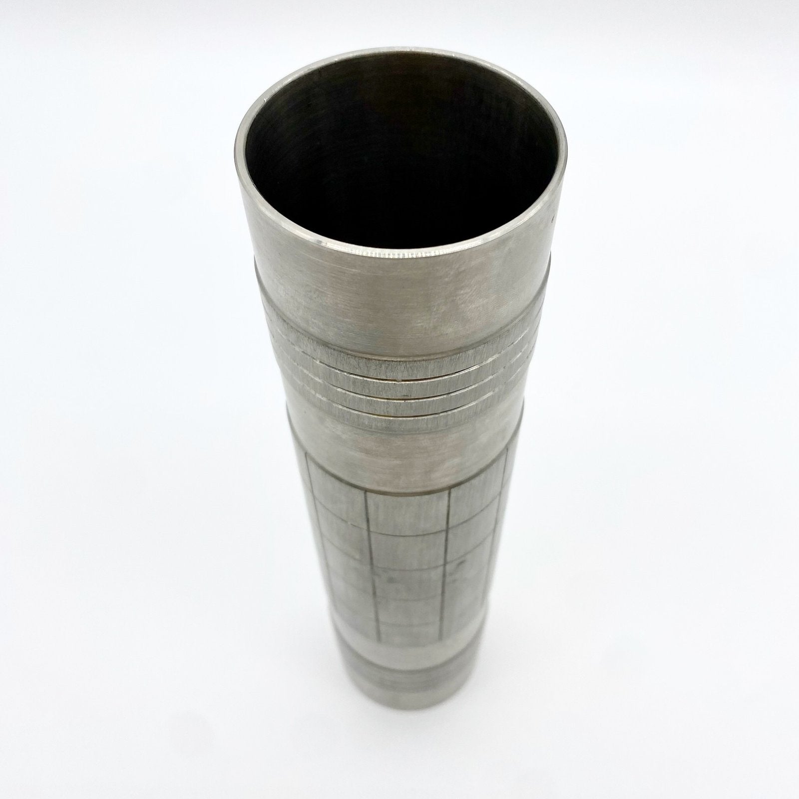 VASE ROULEAU BRUTALISTE / ALUMINIUM BROSSÉ – 1960s