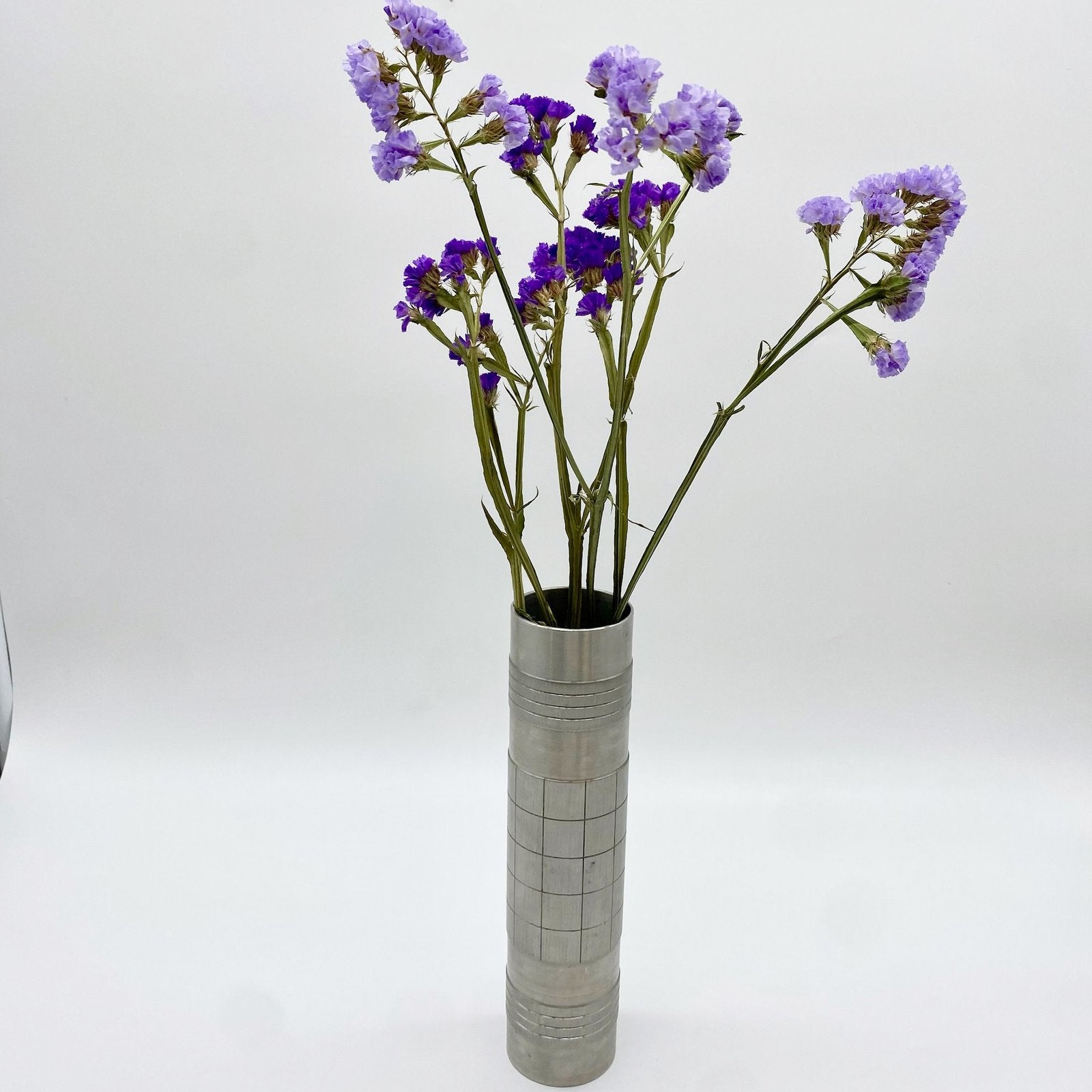 VASE ROULEAU BRUTALISTE / ALUMINIUM BROSSÉ – 1960s