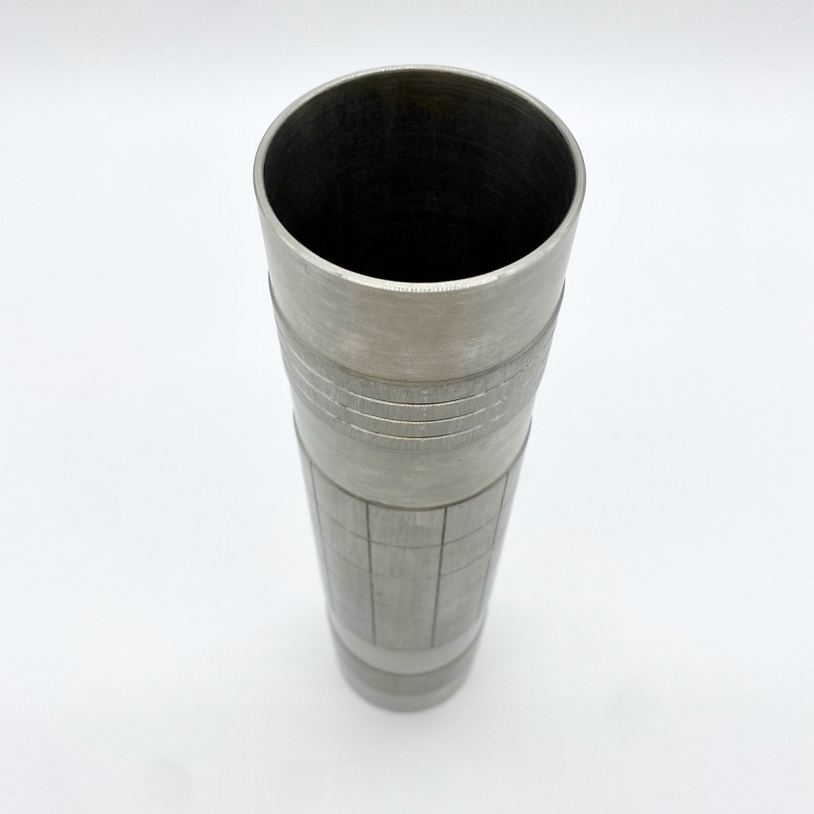 VASE ROULEAU BRUTALISTE / ALUMINIUM BROSSÉ – 1960s