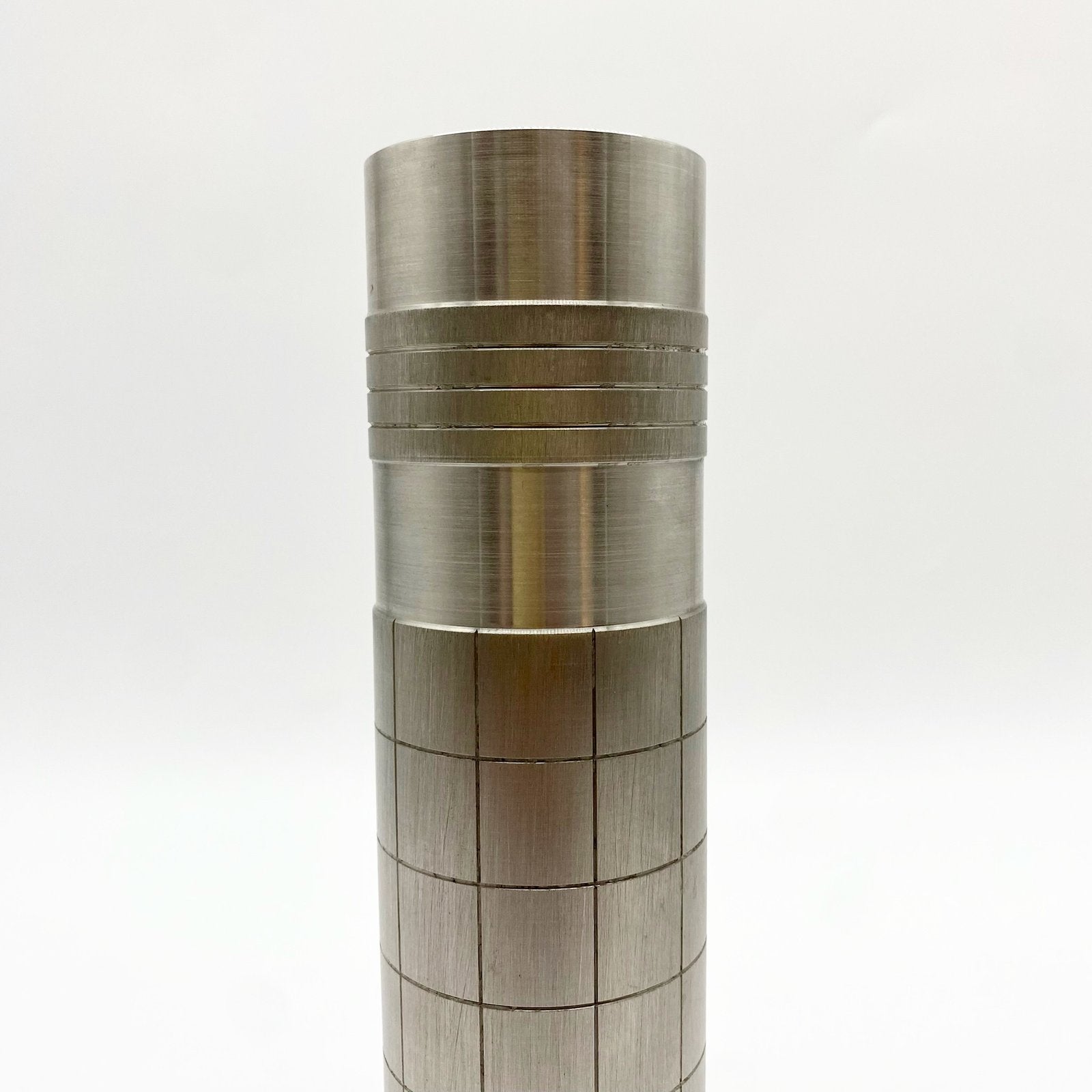 VASE ROULEAU BRUTALISTE / ALUMINIUM BROSSÉ – 1960s