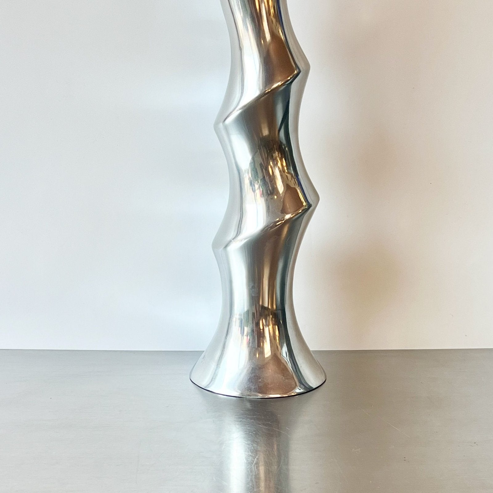 VASE "TORSADÉ" XXL / FONTE D’ALUMINIUM – 1980s