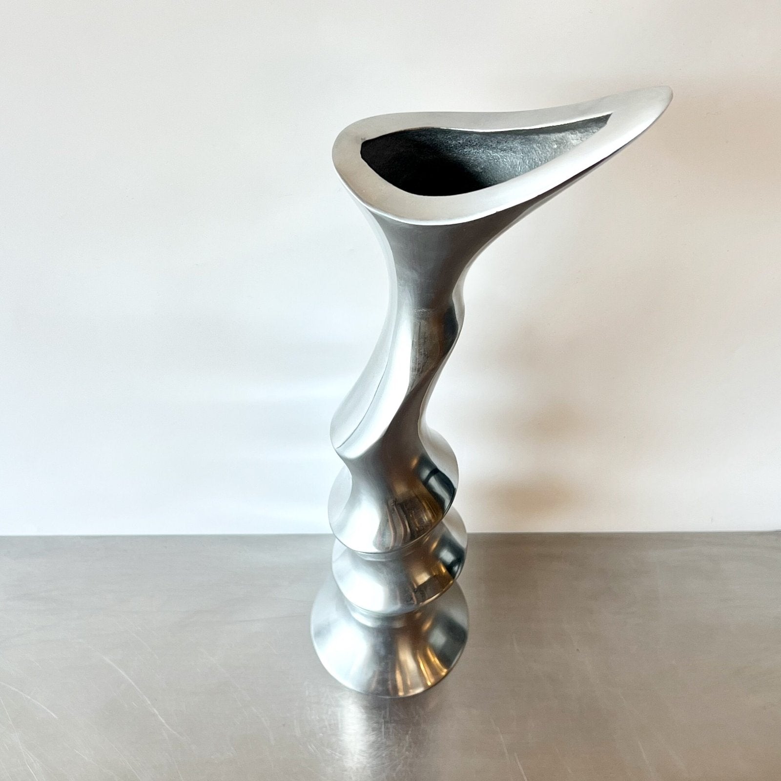 VASE "TORSADÉ" XXL / FONTE D’ALUMINIUM – 1980s