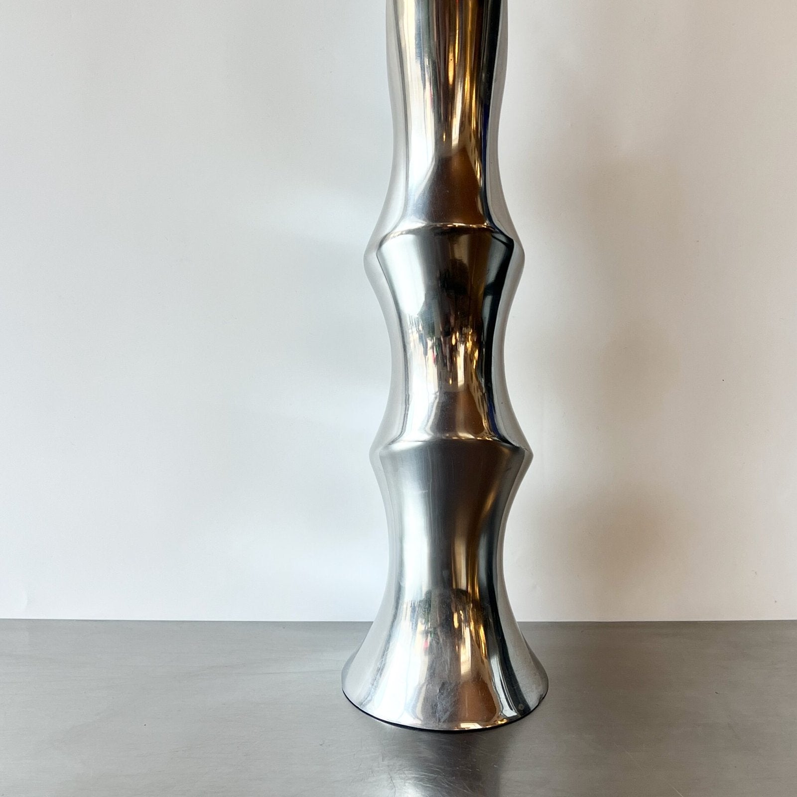 VASE "TORSADÉ" XXL / FONTE D’ALUMINIUM – 1980s