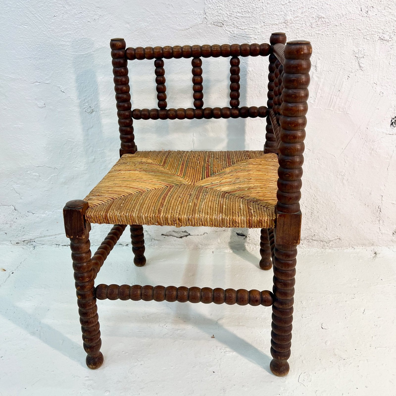 PAIRE DE CHAISES D’ANGLE PROVENÇALES EN CHÊNE TOURNÉ – 1920s