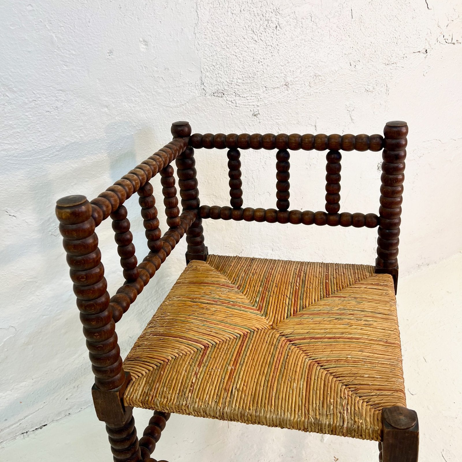 PAIRE DE CHAISES D’ANGLE PROVENÇALES EN CHÊNE TOURNÉ – 1920s