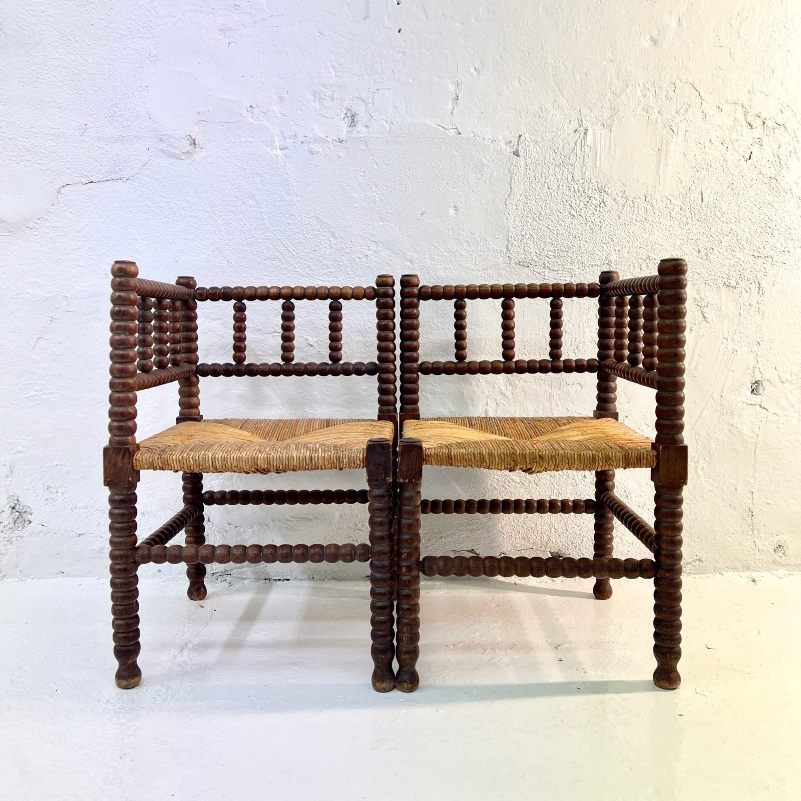 PAIRE DE CHAISES D’ANGLE PROVENÇALES EN CHÊNE TOURNÉ – 1920s