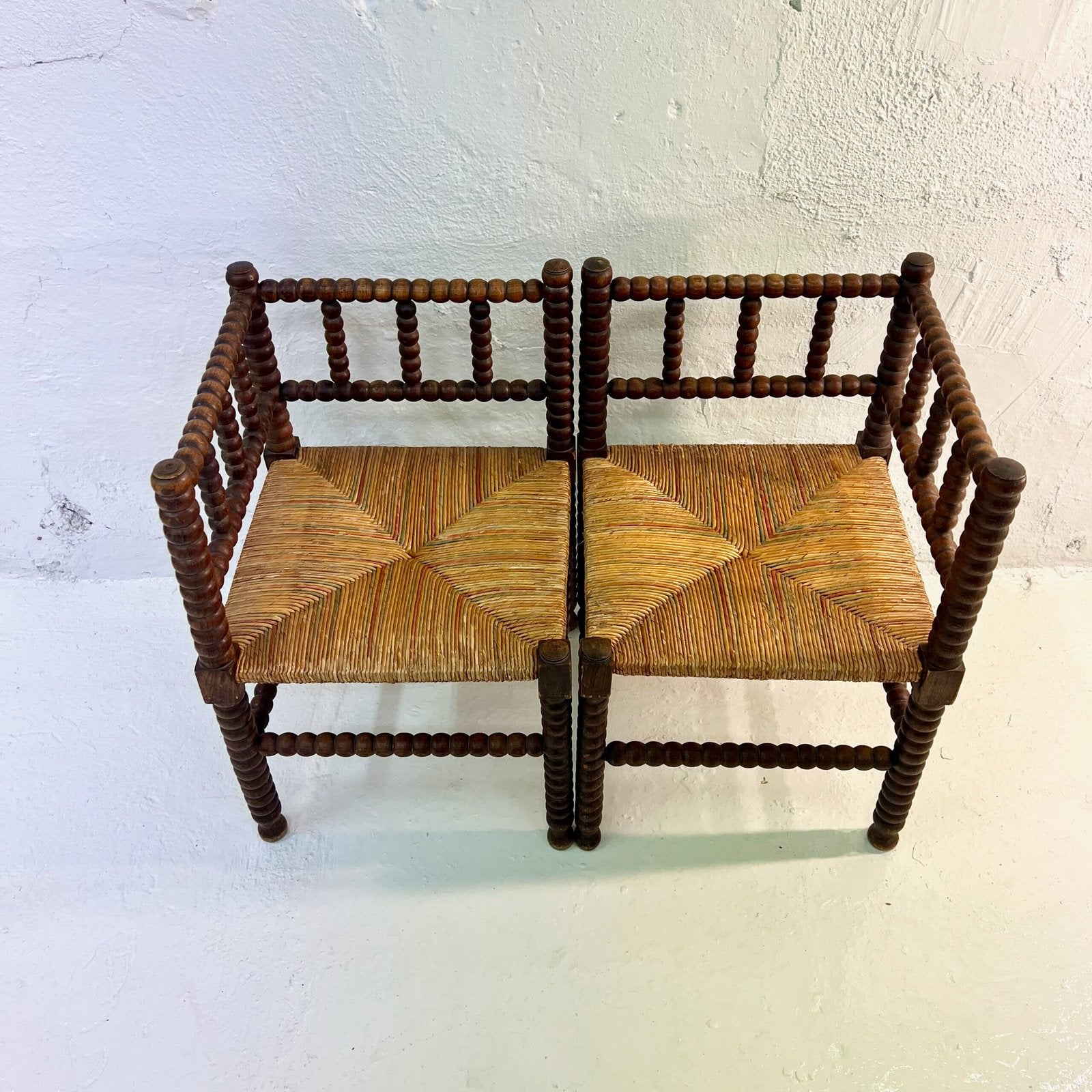 PAIRE DE CHAISES D’ANGLE PROVENÇALES EN CHÊNE TOURNÉ – 1920s