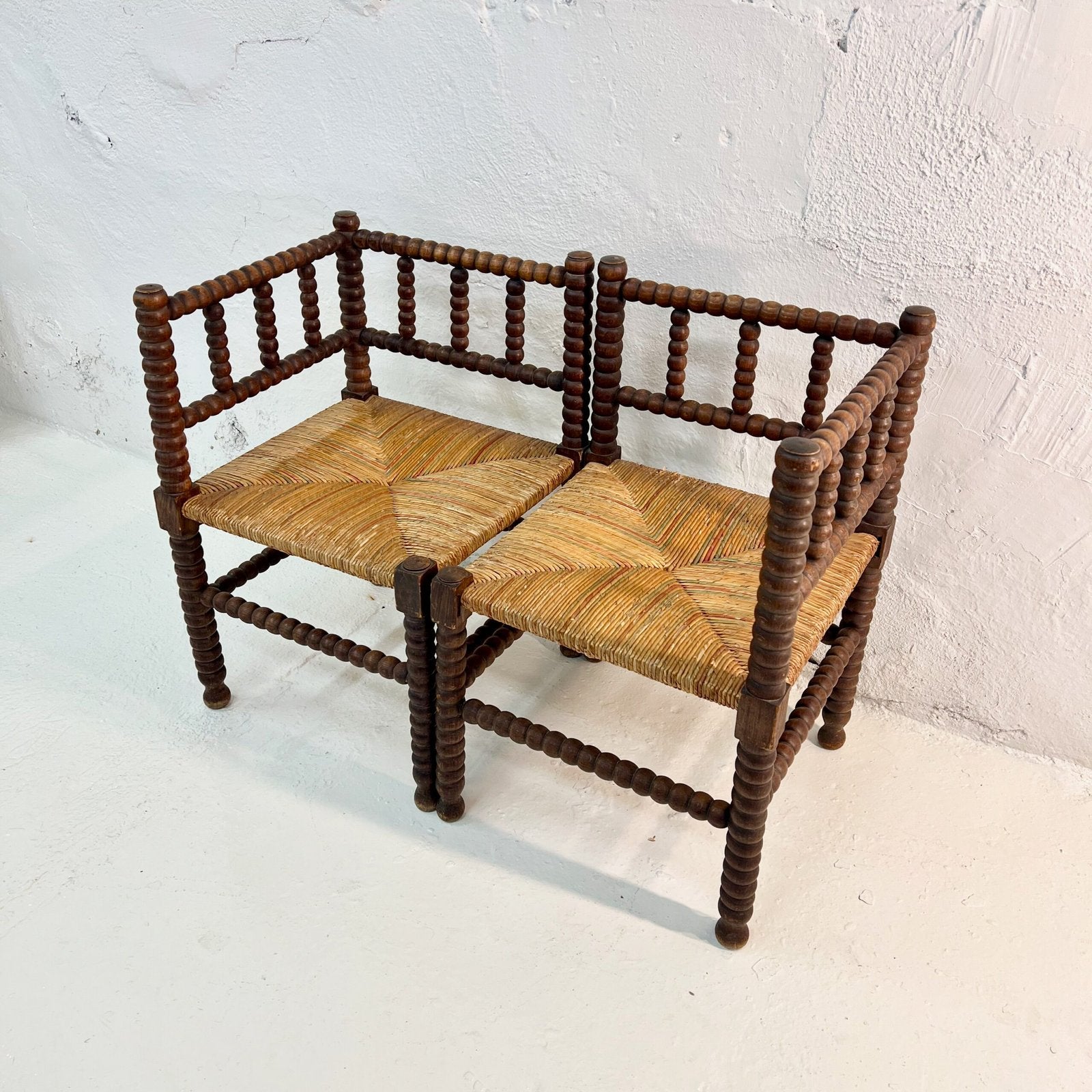 PAIRE DE CHAISES D’ANGLE PROVENÇALES EN CHÊNE TOURNÉ – 1920s