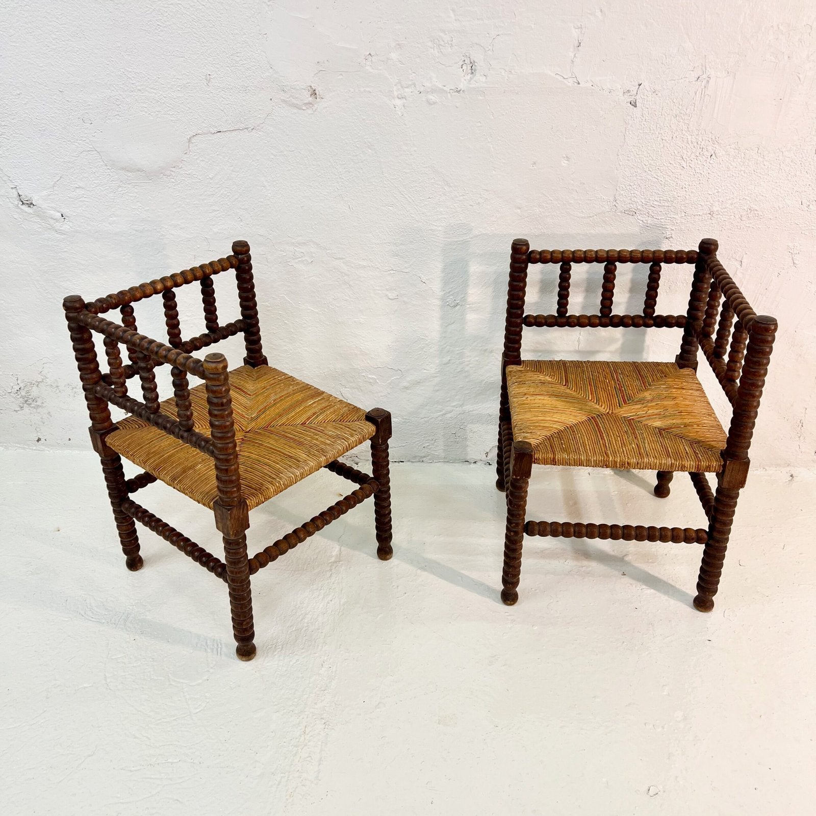 PAIRE DE CHAISES D’ANGLE PROVENÇALES EN CHÊNE TOURNÉ – 1920s