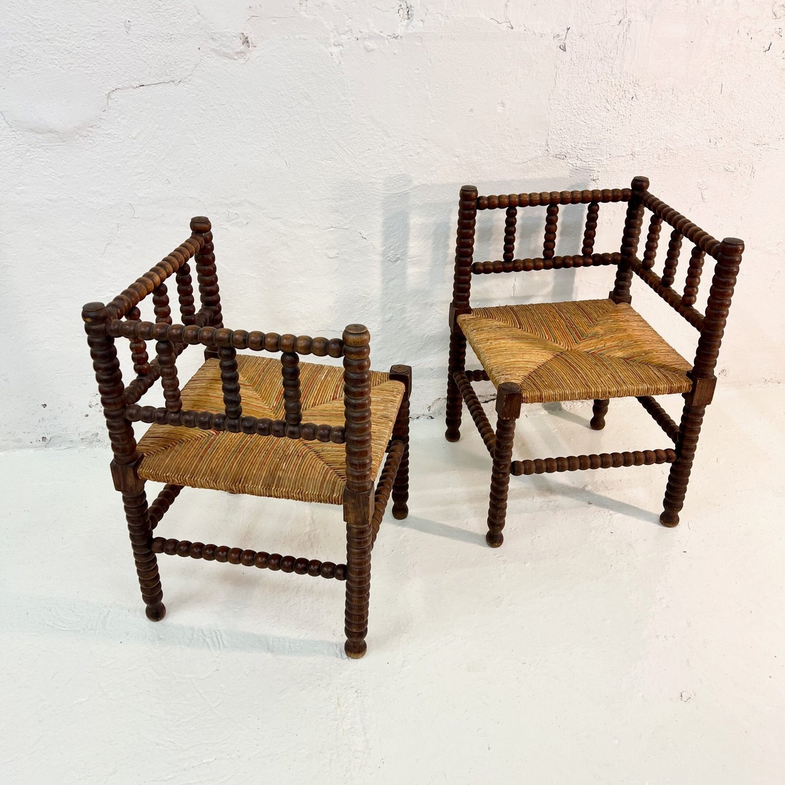 PAIRE DE CHAISES D’ANGLE PROVENÇALES EN CHÊNE TOURNÉ – 1920s