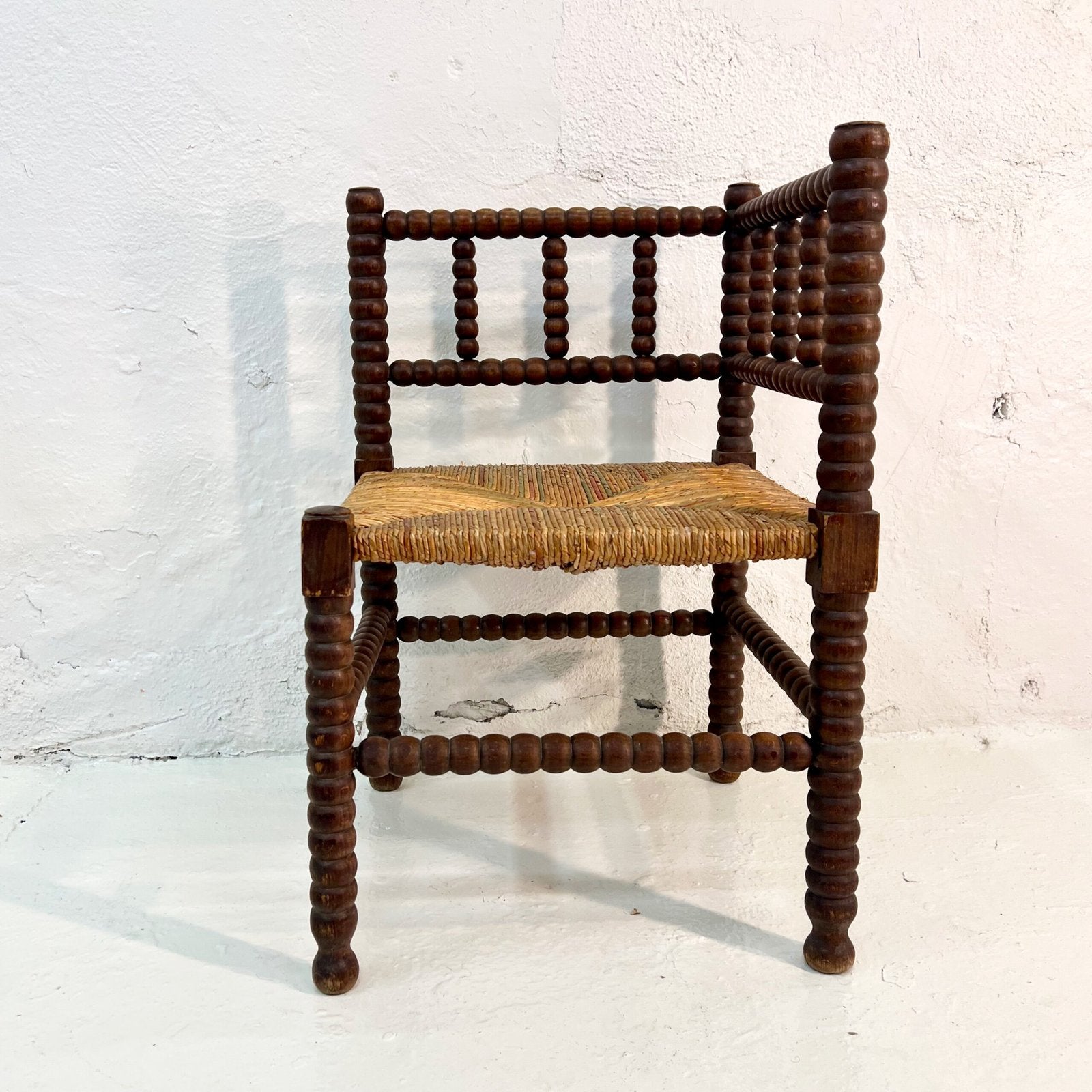PAIRE DE CHAISES D’ANGLE PROVENÇALES EN CHÊNE TOURNÉ – 1920s