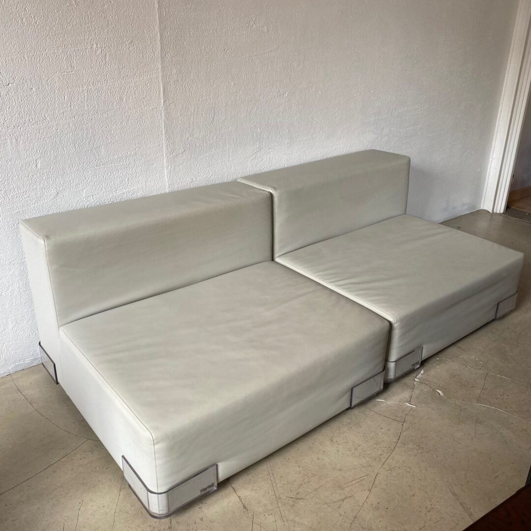 Duo de chauffeuses grises modulables modèle Plastics par Piero Lissoni pour Kartell