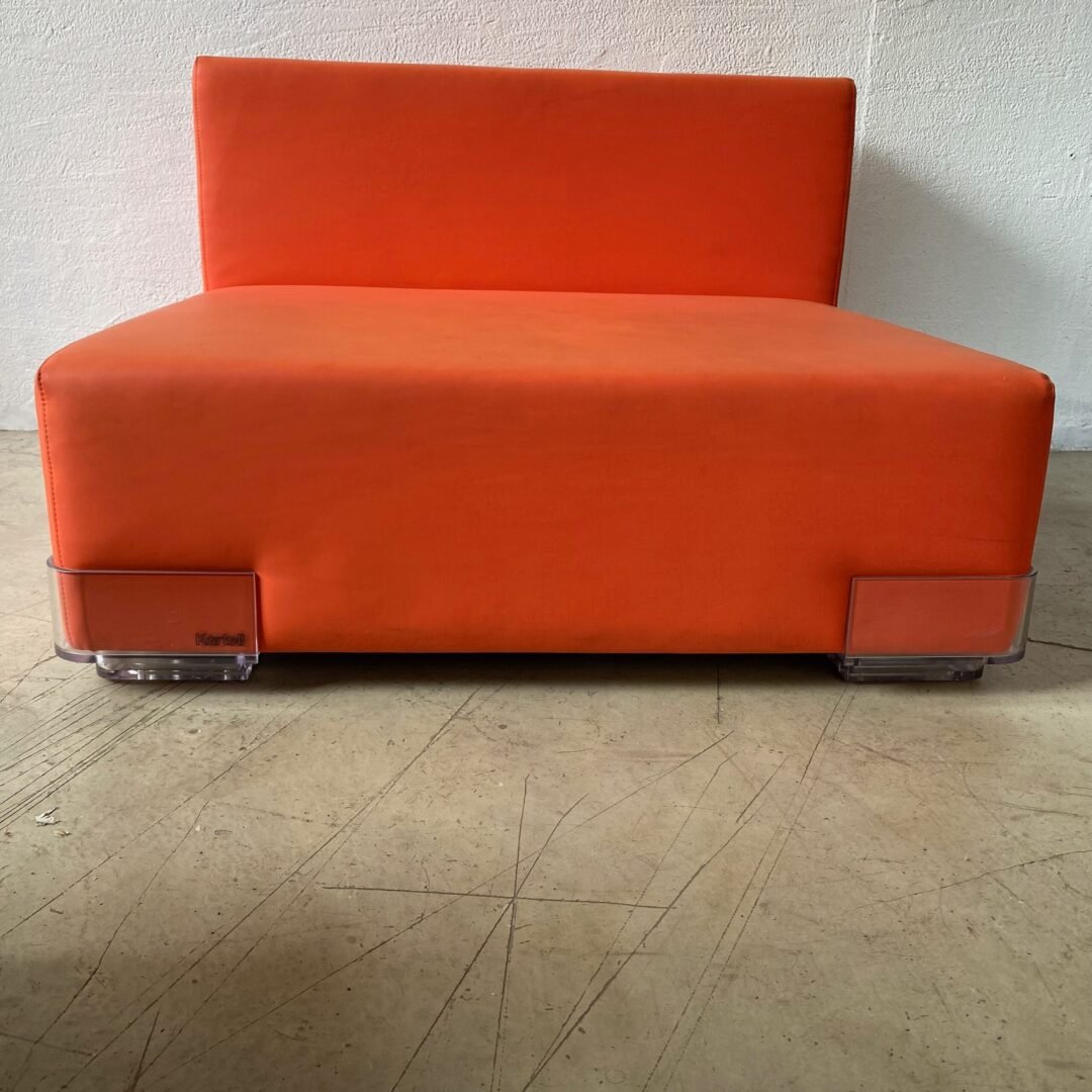 Chauffeuse orange modulables modèle Plastics par Piero Lissoni pour Kartell, 1970 vue de face