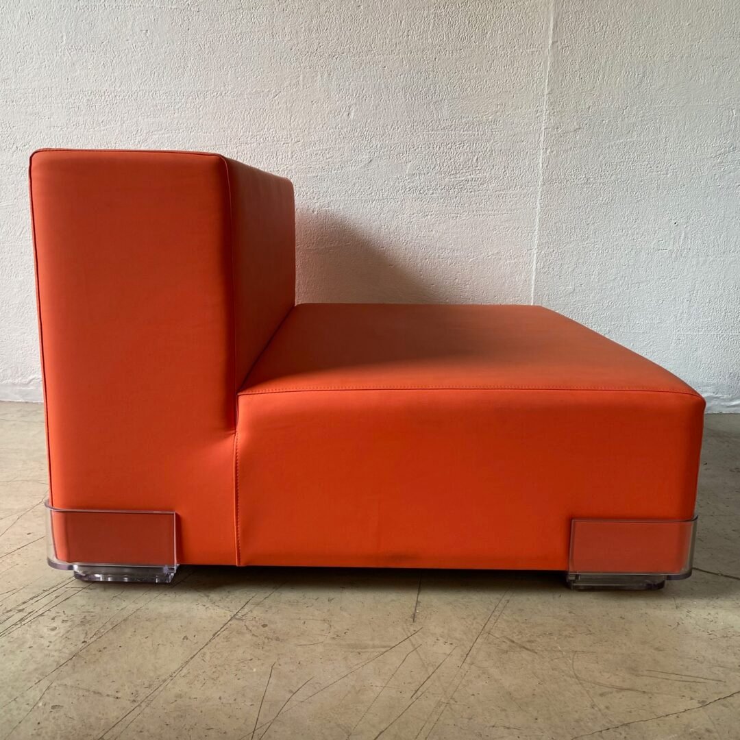 Chauffeuse orange modulables modèle Plastics par Piero Lissoni pour Kartell, 1970 vue de profil
