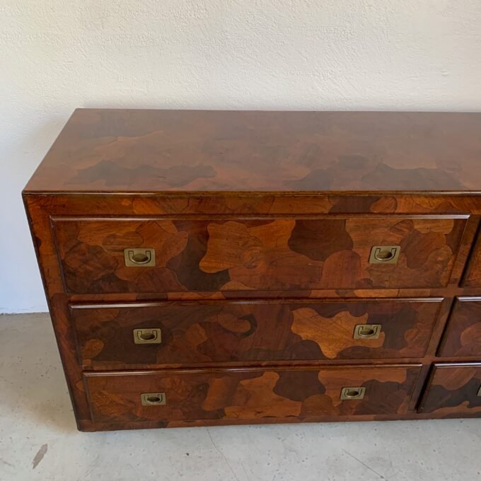 Commode American of Martinsville en bois d’olivier, milieu XXème - Vue du dessus