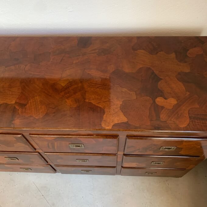 Commode American of Martinsville en bois d’olivier, milieu XXème - Vue du dessus