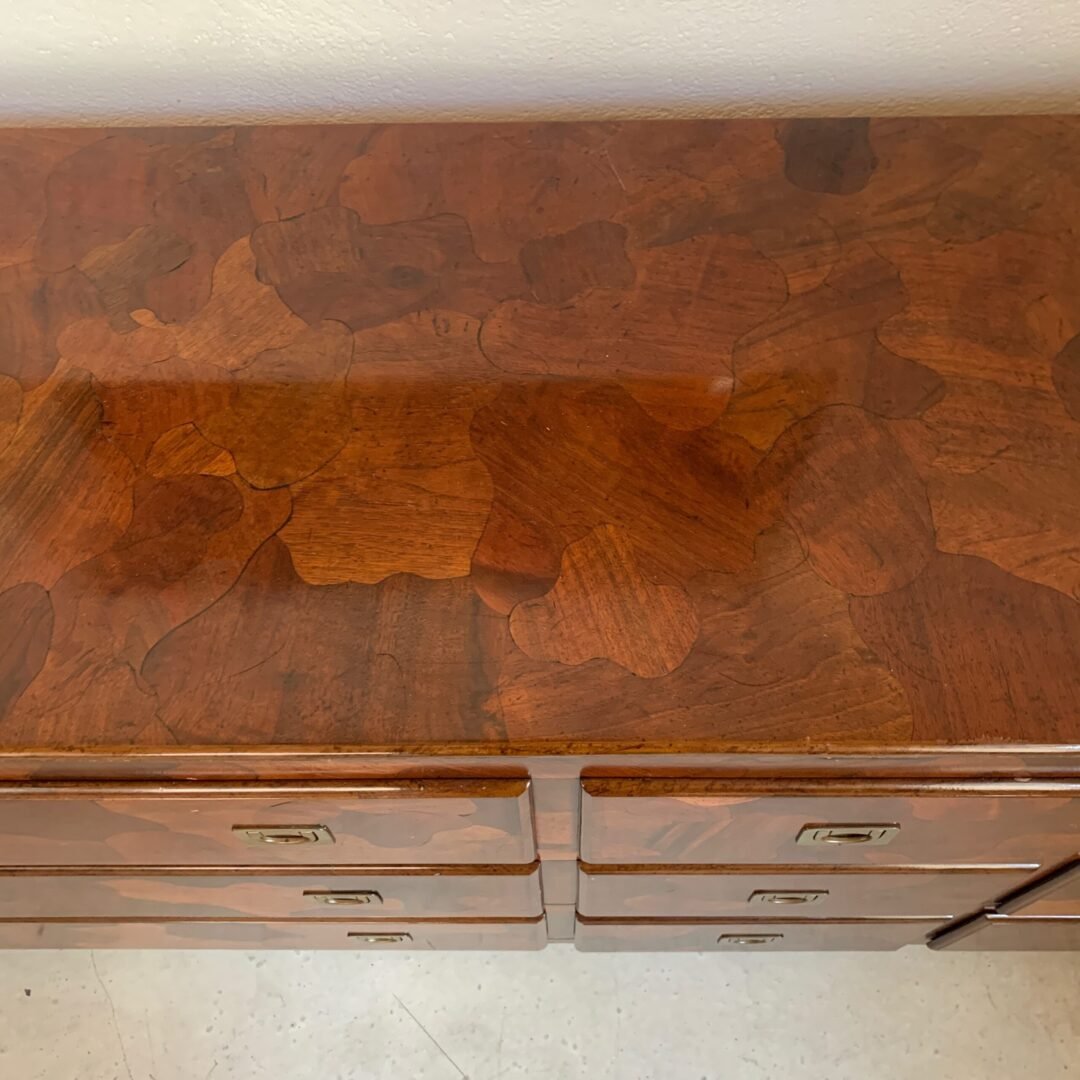 Commode American of Martinsville en bois d’olivier, milieu XXème - Vue du dessus