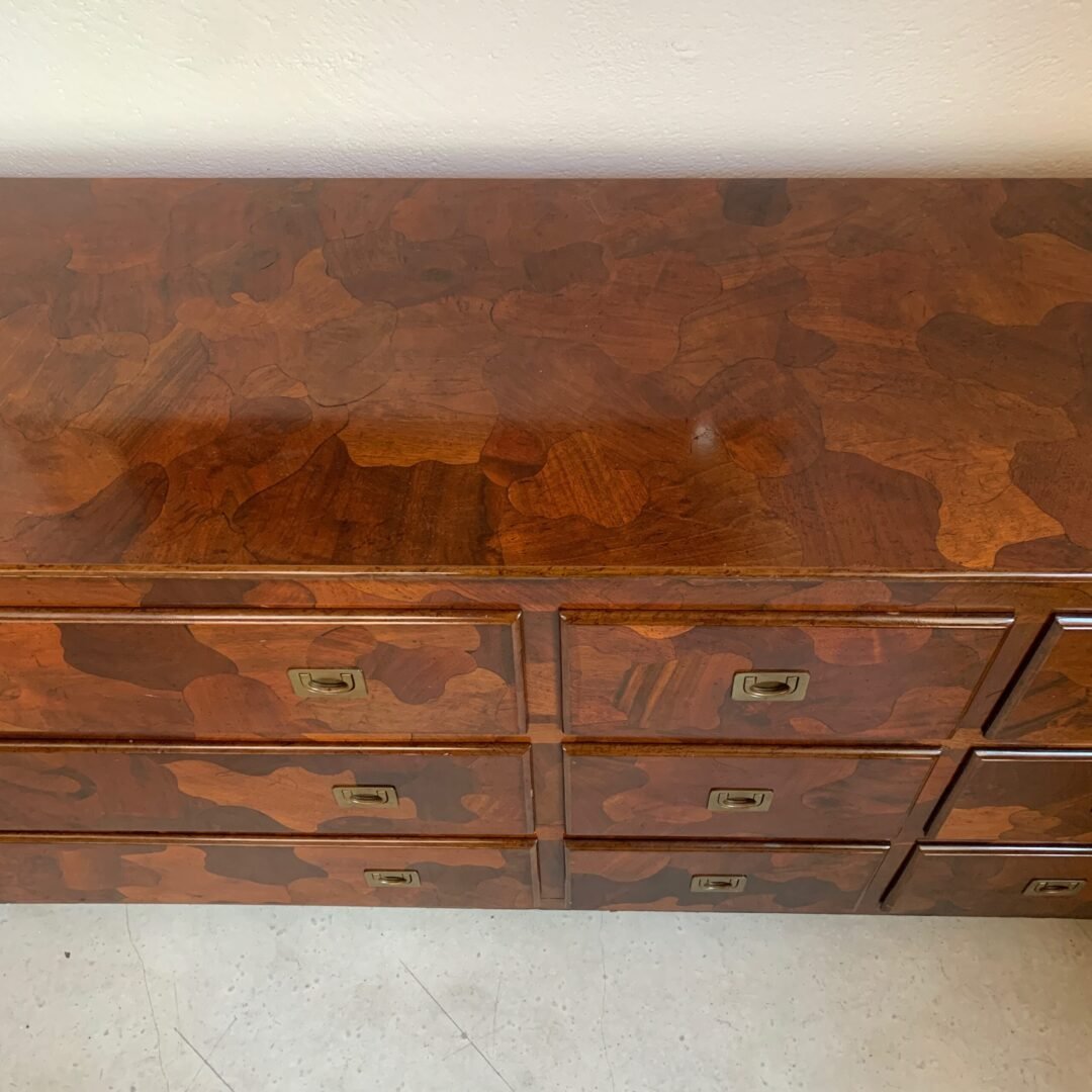 Commode American of Martinsville en bois d’olivier, milieu XXème - Vue du dessus