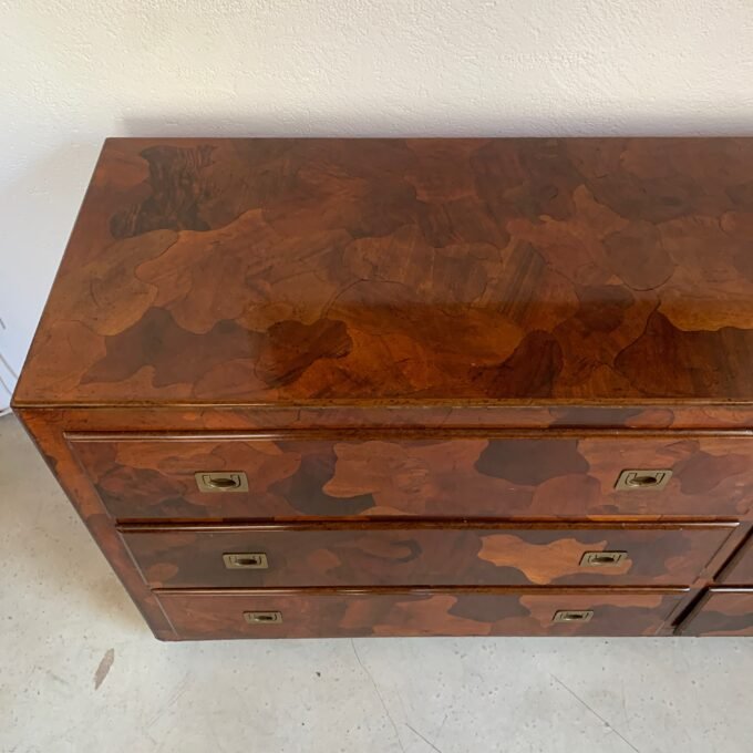 Commode American of Martinsville en bois d’olivier, milieu XXème - Vue du dessus