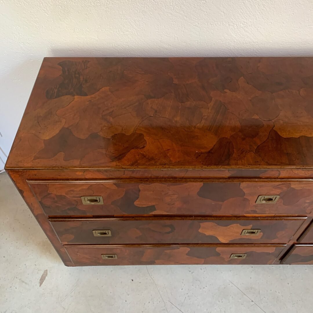 Commode American of Martinsville en bois d’olivier, milieu XXème - Vue du dessus