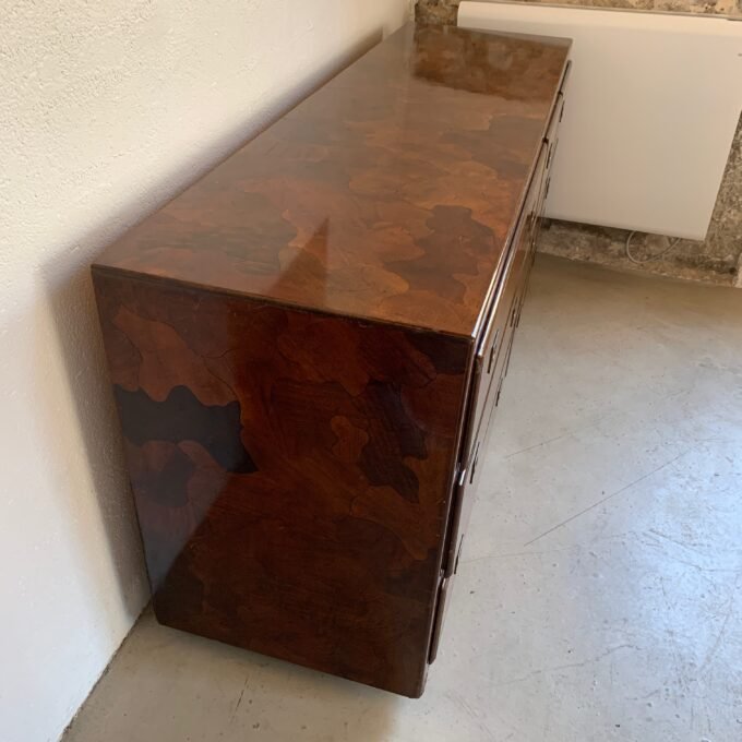 Commode American of Martinsville en bois d’olivier, milieu XXème - Vue de profil