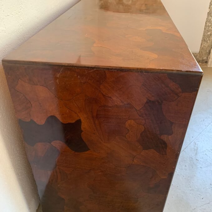 Commode American of Martinsville en bois d’olivier, milieu XXème - Vue de profil