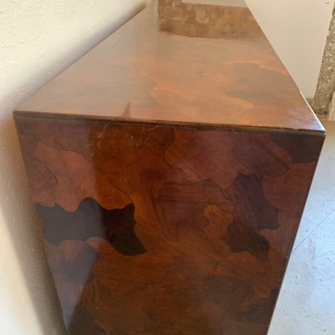 Commode American of Martinsville en bois d’olivier, milieu XXème - Vue de profil