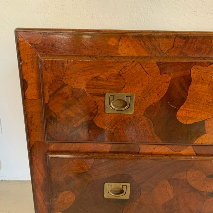 Commode American of Martinsville en bois d’olivier, milieu XXème - Focus poignée de tiroir