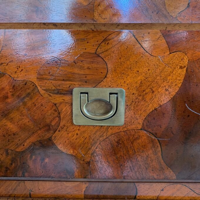 Commode American of Martinsville en bois d’olivier, milieu XXème - Focus poignée de tiroir