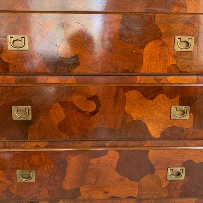 Commode American of Martinsville en bois d’olivier, milieu XXème - Focus tiroirs fermés