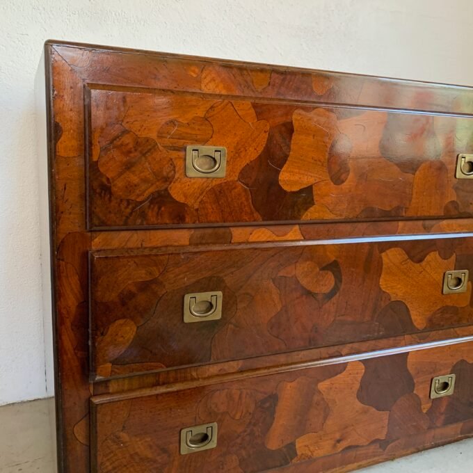 Commode American of Martinsville en bois d’olivier, milieu XXème - Focus tiroirs fermés