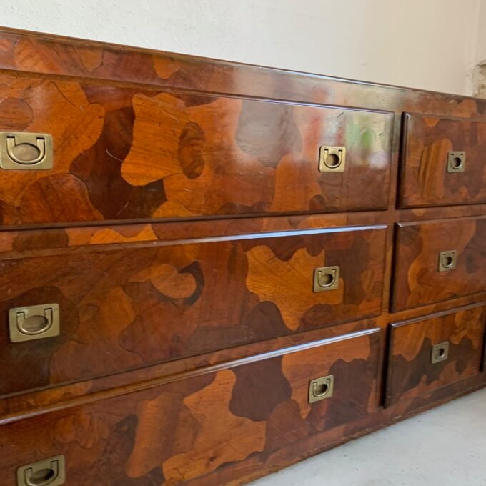 Commode American of Martinsville en bois d’olivier, milieu XXème - Focus tiroirs fermés