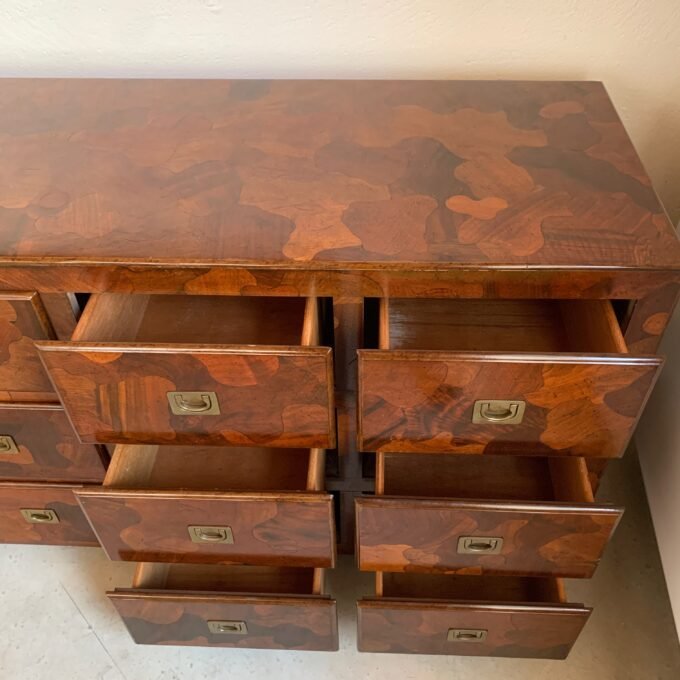 Commode American of Martinsville en bois d’olivier, milieu XXème - Tiroirs ouverts