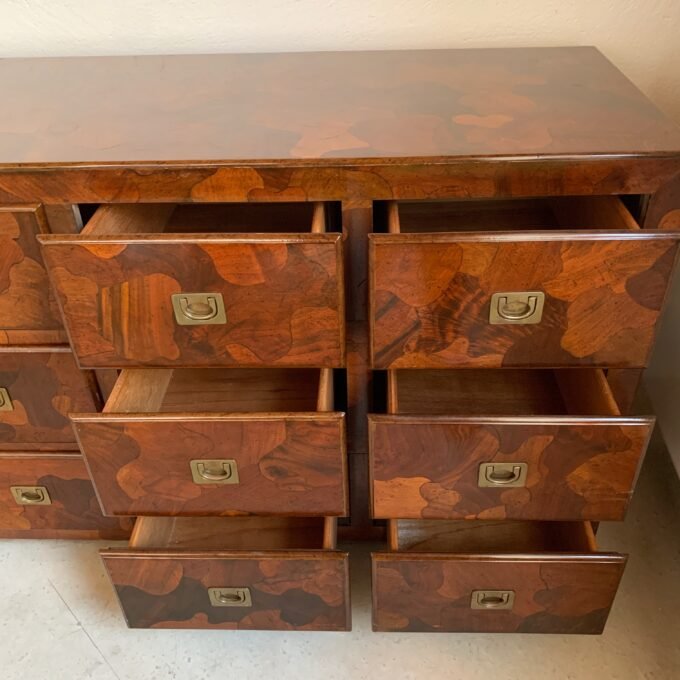 Commode American of Martinsville en bois d’olivier, milieu XXème - Tiroirs ouverts