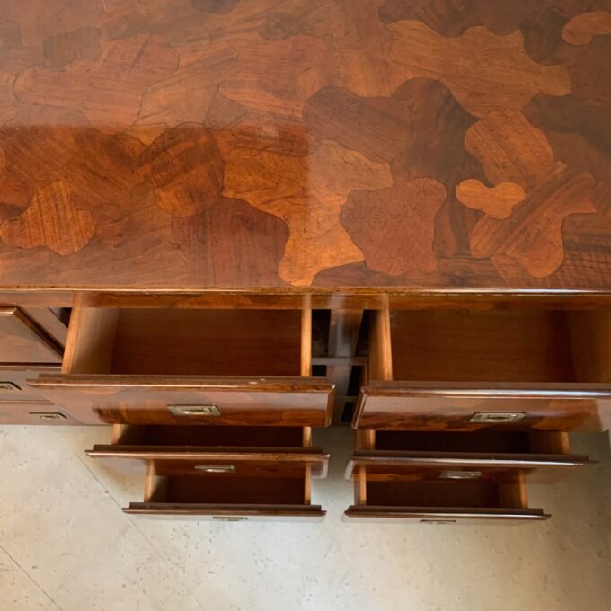 Commode American of Martinsville en bois d’olivier, milieu XXème - Tiroirs ouverts