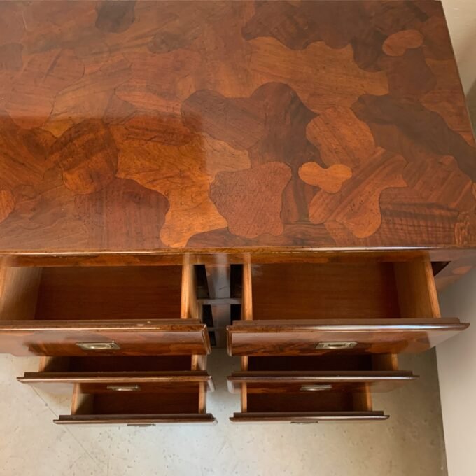 Commode American of Martinsville en bois d’olivier, milieu XXème - Tiroirs ouverts